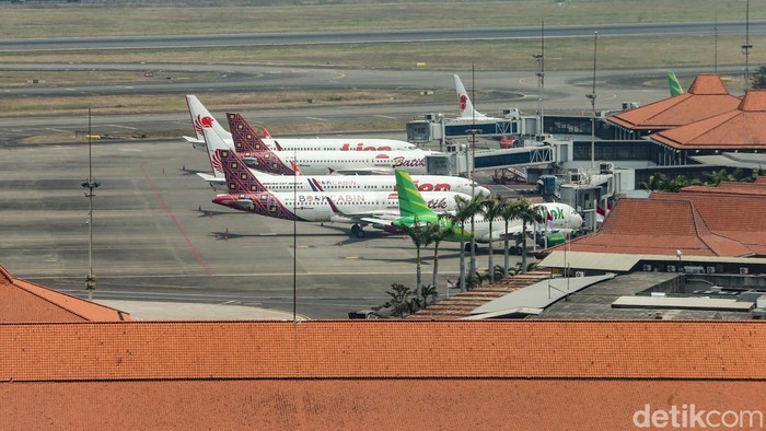 Petugas AirNav melakukan pengawasan terhadap lalu lintas di Bandara Soekarno-Hatta (Soetta), Tangerang, yang ditutup sementara imbas abu vulkanik erupsi Gunung Anak Krakatau, Senin (7/9/2026).