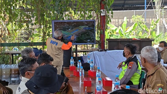 BNPB rapat koordinasi bersama BPBD Solo menangani kebakaran Putri Cempo, Senin (7/9/2026).