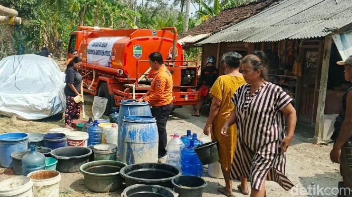 BPBD Ciamis melakukan penyaluran air bersih.