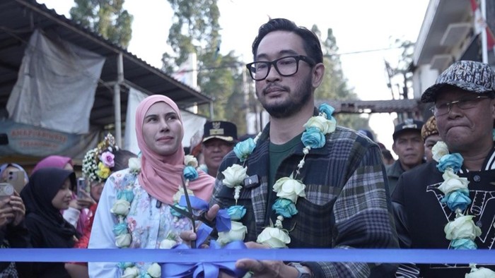 Bupati Bandung Barat, Jeje Ritchie Ismail didampingi istrinya, Syahnaz Sadiqah resmikan perbaikan jalan di Cikole, Lembang