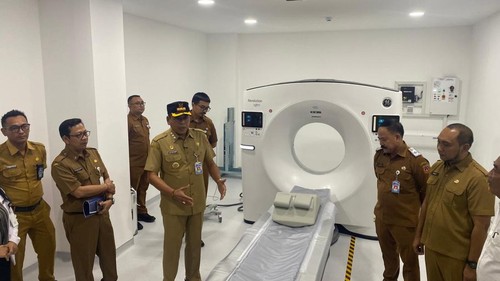Bupati Karangasem, I Gusti Putu Parwata (Gus Par), meluncurkan CT scan 64 slices di Ruang Radiologi RSUD Karangasem, Senin (7/9/2026). (Foto: I Wayan Selamat Juniasa/detikBali)