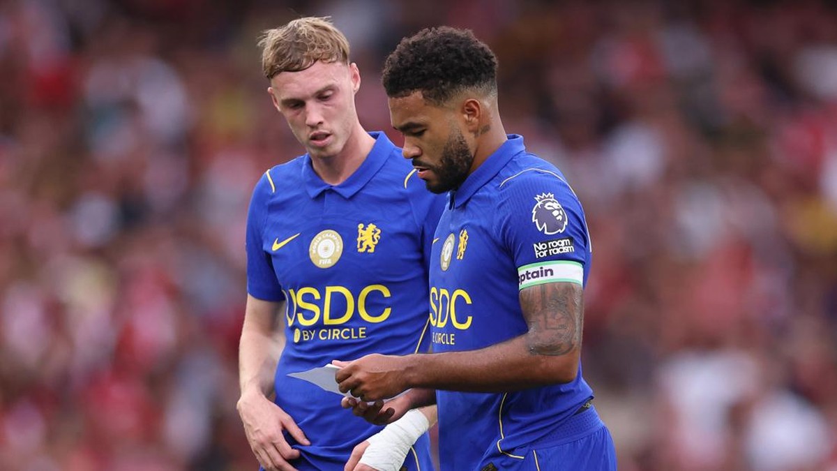 Reece James dan Cole Palmer berusaha memahami isi catatan dari Xabi Alonso. (Foto: Getty Images/Catherine Ivill - AMA)