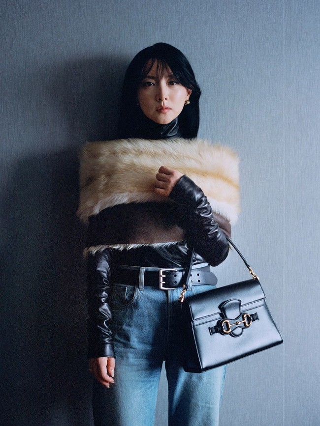 Aktris kawakan Lee Young Ae juga menghiasi campaign Gucci setelah didapuk menjadi duta kawasan Asia. Pesonanya di usia 55 tahun terpancar, tampil elegan dengan turtleneck kulit hitam dan atasan beraksen bulu-bulu. Foto: dok. Instagram @gucci
