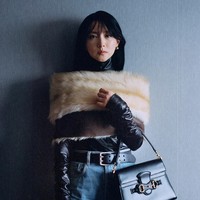 Aktris kawakan Lee Young Ae juga menghiasi campaign Gucci setelah didapuk menjadi duta kawasan Asia. Pesonanya di usia 55 tahun terpancar, tampil elegan dengan turtleneck kulit hitam dan atasan beraksen bulu-bulu. Foto: dok. Instagram @gucci