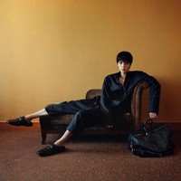 Tak sedikit netizen pangling dengan dandanan Jin BTS, yang kontras dari imejnya selama ini. Bak beda orang. Ia memakai busana serba hitam dan riasan bawah mata dipulas eyeshadow hitam. Foto: dok. Instagram @gucci