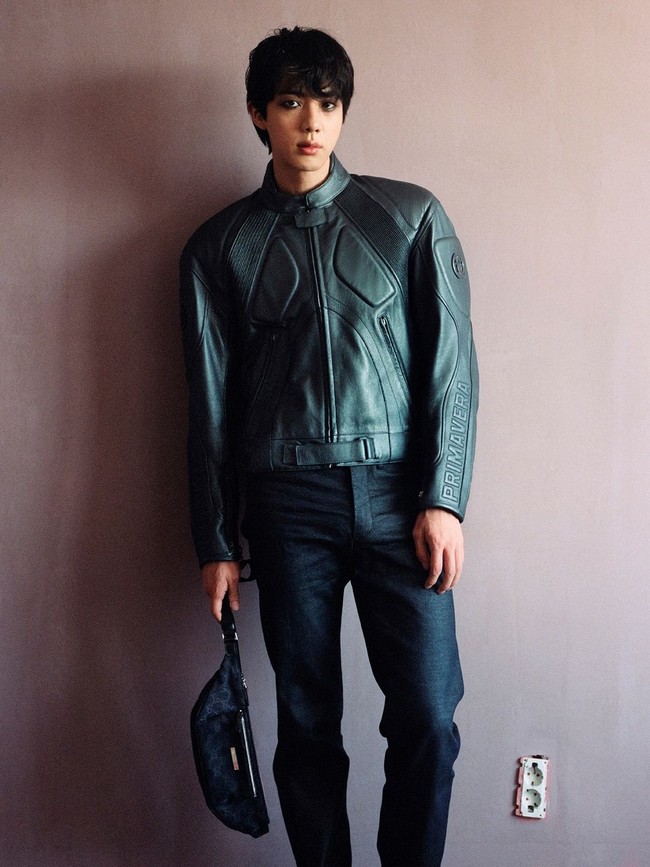 Personel BTS, Kim Seokjin alias Jin menampilkan pesonanya sebagai global brand ambassador Gucci. Tampil dengan gaya gothic untuk koleksi PRIMAVERA. Foto: dok. Instagram @gucci