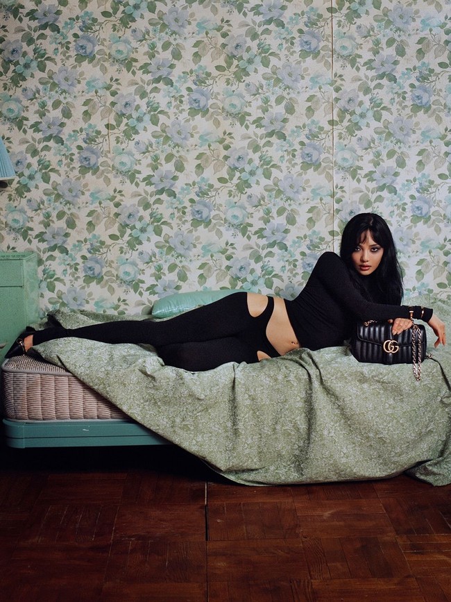 Sementara Nngning aespa bergaya seksi dengan crop top dan legging, menyerupai tren fashion whale tail alias kesan celana dalam yang terlihat. Foto: dok. Instagram @gucci