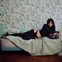 Sementara Nngning aespa bergaya seksi dengan crop top dan legging, menyerupai tren fashion whale tail alias kesan celana dalam yang terlihat. Foto: dok. Instagram @gucci
