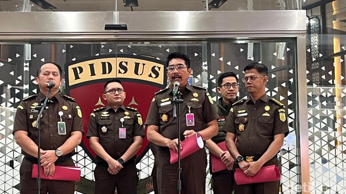 Direktur Penyidikan (Dirdik) Jampidsus Kejagung Saiful Bahri Siregar (ketiga dari kiri) di Gedung Bundar Kejagung, Jakarta Selatan. (Ondang/detikcom)