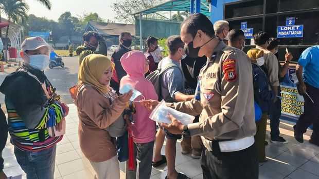 Ditlantas Polda Metro Jaya menyediakan 10 ribu masker kepada wajib pajak di Samsat PMJ