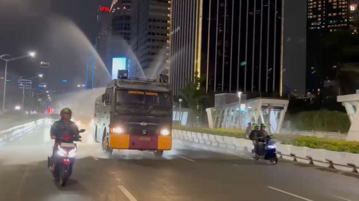 Ditsamapta Polda Metro Jaya menurunkan water cannon siram air di jalanan Jakarta, Minggu (6/9/2026).