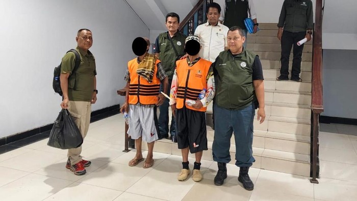 Dua petani yang menjadi tersangka karhutla di area konsesi perusahaan diserahkan ke Polda Jambi dari penyidik Gakkum Kehutanan