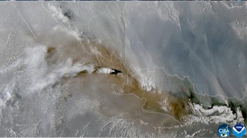 Penampakan lain dari satelit memperlihatkan jejak material vulkanik Anak Krakatau yang membentuk bentangan panjang di atas Selat Sunda. Citra ini direkam pada 5 September 2026 pukul 10.20 UTC. Foto: CIRA/NOAA Foto: via spacex_spacenews