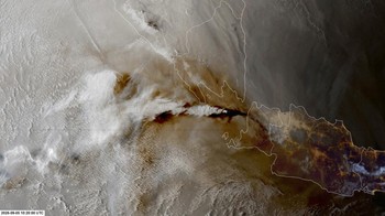 Citra satelit memperlihatkan material erupsi Anak Krakatau menyebar dari kawasan Selat Sunda pada 5 September 2026. Kepulan berwarna kecokelatan terlihat membentang luas mengikuti arah angin. Foto: CIRA/NOAA
