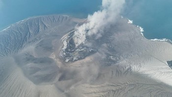 Dari jarak lebih dekat, aktivitas Anak Krakatau terlihat jelas dengan kepulan gas dan material vulkanik keluar dari kawasan kawah. Permukaan pulau juga tampak diselimuti material berwarna abu-abu. Foto: Reuters Foto: via spacex_spacenews