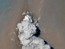 Melihat Dahsyatnya Erupsi Anak Krakatau dari Citra Satelit