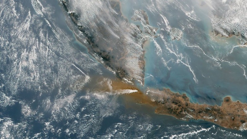 Erupsi Anak Krakatau dari Citra Satelit