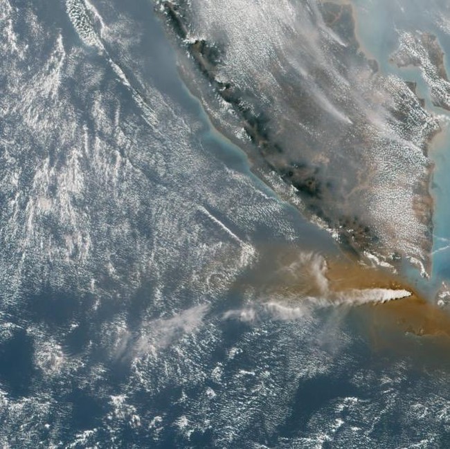 Melihat Dahsyatnya Erupsi Anak Krakatau dari Citra Satelit