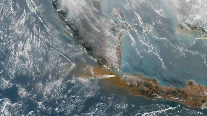 Erupsi Anak Krakatau dari Citra Satelit