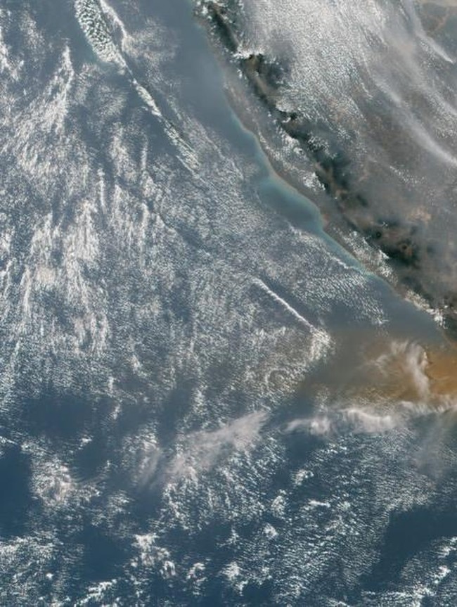 Melihat Dahsyatnya Erupsi Anak Krakatau dari Citra Satelit