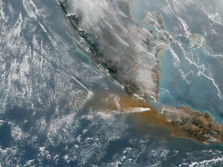 Melihat Dahsyatnya Erupsi Anak Krakatau dari Citra Satelit