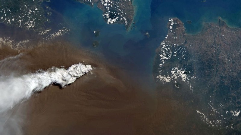 Erupsi Anak Krakatau dari Citra Satelit