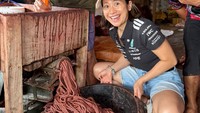 Seru! Farida Nurhan Main ke Pabrik Terasi hingga Cobain Kaladama