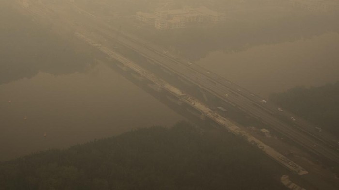 Foto dari udara, yang diambil pada 5 September, menunjukkan kabut asap tebal menyelimuti jembatan di Kuching, ibu kota Sarawak, Malaysia (AFP/MOHD RASFAN) 