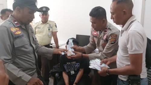 FTH (69), lansia asal Mataram, ditangkap polisi seusai menggadaikan emas palsu berlapis tembaga di Pegadaian Sila, Kecamatan Bolo, Kabupaten Bima, NTB, Senin (7/9/2026). (Dok. Polsek Bolo)