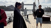 Gal Gadot memakai handuk sambil tetap mengenakan sepatu larinya berdiri di atas kapal. Ia syuting di Inggris. (Foto: dok Instagram gal_gadot)