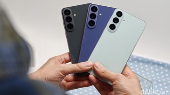Samsung membuat desain Galaxy S26 FE senada dengan keluarga Galaxy S26 Series lainnya. Pilihan warnanya antara lain Pistachio dan Graphite, dengan tampilan yang menyasar pengguna muda dan mereka yang ingin naik dari kelas menengah ke flagship. Foto: Adi FR/detikINET
