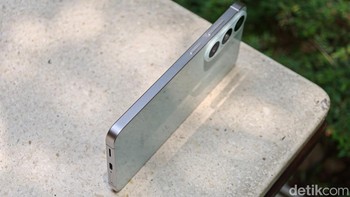 Galaxy S26 FE memiliki dimensi 161,6 x 76,9 x 7,4 mm dengan bobot 193 gram, membuat bodinya tetap relatif tipis untuk perangkat berlayar 6,7 inci. Galaxy S26 FE mengantongi sertifikasi IP68 untuk ketahanan terhadap debu dan air. Foto: Adi FR/detikINET