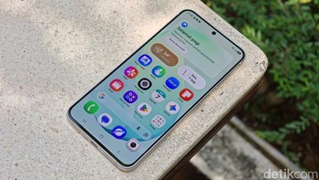 Samsung membekali Galaxy S26 FE dengan layar 6,7 inci Dynamic AMOLED 2X yang mendukung refresh rate hingga 120Hz. Foto: Adi FR/detikINET