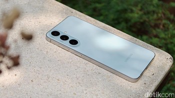 Tampilan belakang Galaxy S26 FE terlihat minimalis dengan susunan kamera yang dibuat menyatu dengan desain bodinya. Foto: Adi FR/detikINET