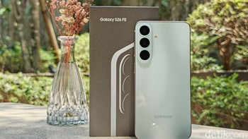Galaxy S26 FE hadir dengan pilihan Pistachio yang menjadi salah satu warna paling mencuri perhatian. Foto: Adi FR/detikINET