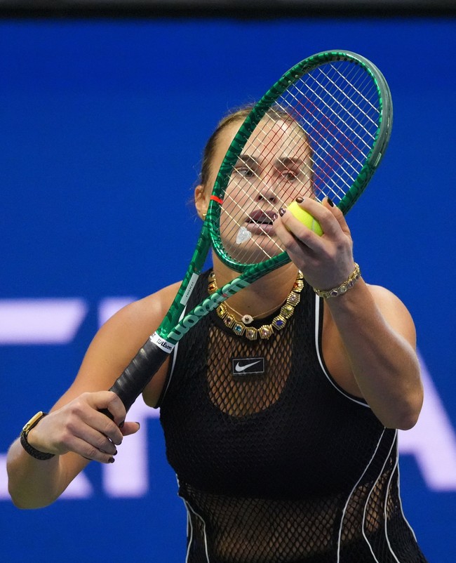 Tak hanya karena performanya di lapangan keras US Open 2026, sorotan juga tertuju pada petenis nomor satu dunia ini berkat perhiasan custom bernilai fantastis yang dikenakannya sepanjang turnamen. Foto: REUTERS/Brendan McDermid