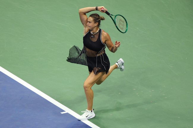 Dalam wawancara di lapangan setelah mengalahkan Polina Iatcenko dengan skor telak 6-1, 6-1 pekan lalu, Sabalenka mengungkap inspirasi di balik aksesori mewah tersebut. Desain perhiasan itu terinspirasi sepenuhnya dari karakter Kota New York. Foto: REUTERS/Brendan McDermid