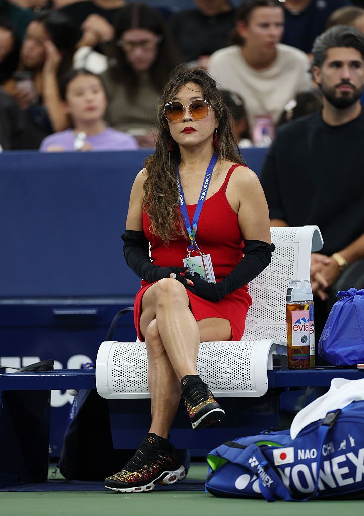 Gaya Ibu Naomi Osaka di US Open 2026 NEW YORK, NEW YORK - AUGUST 27: Tamaki Osaka, mother of Naomi Osaka of Japan, looks on in a practice session during Fan Week at the USTA Billie Jean King National Tennis Center on August 27, 2026 in New York City. (Photo by Al Bello/Getty Images)
