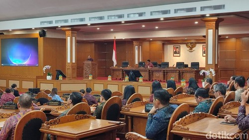Gubernur BaliWayan KostermenjabarkanRancangan PerubahanAPBD Semesta Berencana 2026 saat rapat paripurna di kantorDPRD Bali, Senin (7/9/2026). (Foto:Firizqi Irwan/detikBali)