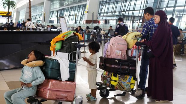 Penumpang yang terdampar istirahat saat Bandara Internasional Soekarno Hatta ditutup operasinya akibat letusan gunung berapi Gunung Anak Krakatau, di Tangerang, Banten, Senin, 7/9/2026. REUTERS/Ajeng Dinar Ulfiana