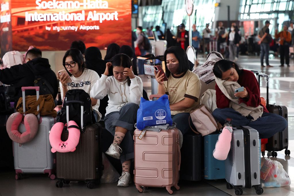 INDONESIA-VOLCANO/ Penumpang yang terdampar menunggu di terminal saat Bandara Internasional Soekarno Hatta menutup operasinya akibat letusan gunung berapi Gunung Anak Krakatau, di Tangerang, Banten, Senin 7 September 2026. REUTERS/Ajeng Dinar Ulfiana