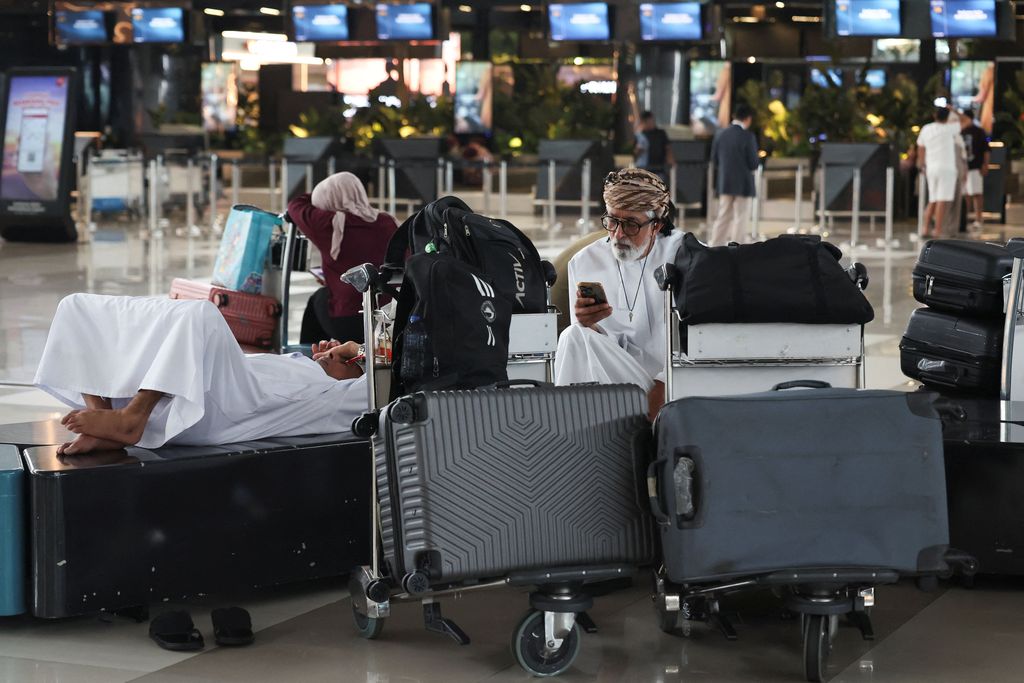 Penumpang yang terdampar menunggu di terminal saat Bandara Internasional Soekarno-Hatta menutup operasinya akibat letusan gunung berapi Gunung Anak Krakatau, di Tangerang, Banten, Senin,  7 September 2026. REUTERS/Ajeng Dinar Ulfiana