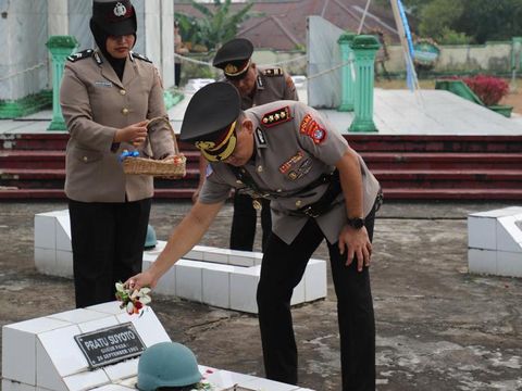 Jajaran Ditlantas Polda Kaltara melakukan ziarah ke TMP Telabang Bangsa. Kegiatan itu bagian dari rangkaian peringatan HUT Polantas ke-71 (dok.istimewa)