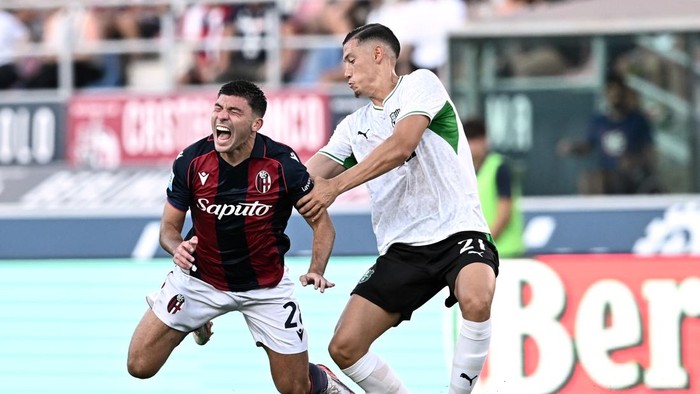 BOLOGNA, ITALY - SEPTEMBER 06: Nicolo Cambiaghi of Bologna competes for the ball with Jay Idzes of Sassuolo during the Serie A match between Bologna FC and US Sassuolo at Stadio Renato DallAra on September 06, 2026 in Bologna, Italy. (Photo by Imag