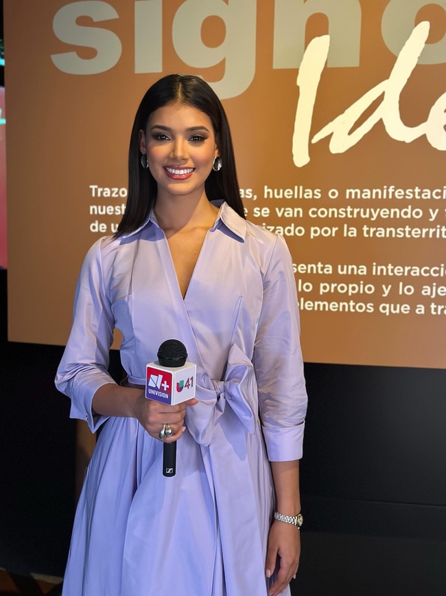 Selain mengajar, Joheirry juga memiliki pengalaman di dunia media. Ia menjadi koresponden untuk program Ventana a Quisqueya di Univision New York. Dalam peran tersebut, ia meliput budaya Dominika, isu sosial, serta cerita mengenai komunitas. (Foto: Instagram/@joheirry_mola)
