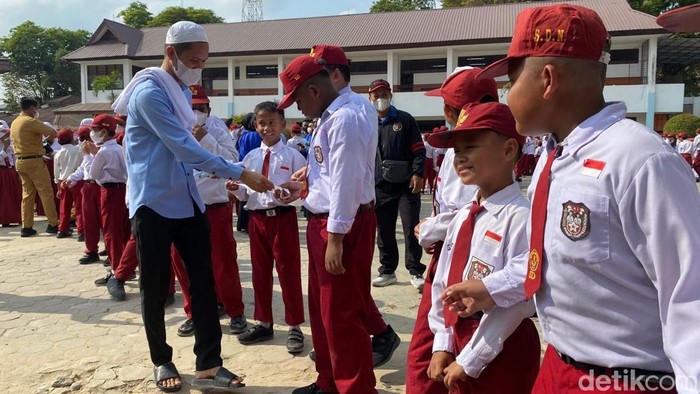 Jurnalis dan relawan bagikan masker di Kantor PWI Kaltim, Samarinda.