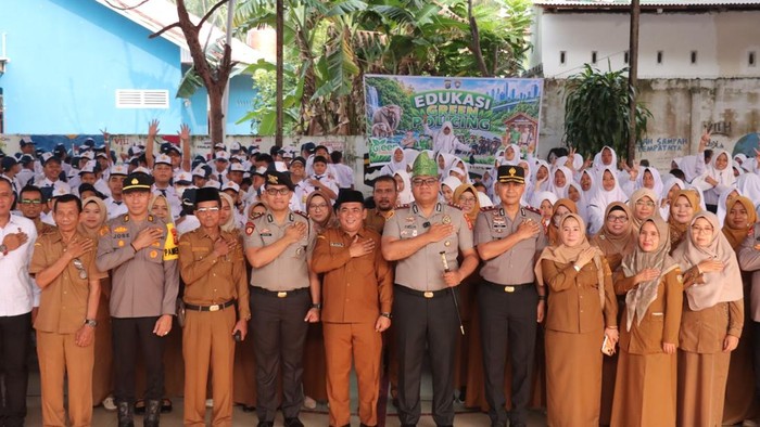 Kapolres Kampar AKBP Boby Putra Ramadhan Sebayang memimpin upacara di SMPN 1 Bangkinang, Senin (7/9/2026). Dalam kegiatan tersebut, ia mengkampanyekan Green Policing untuk menjaga alam.