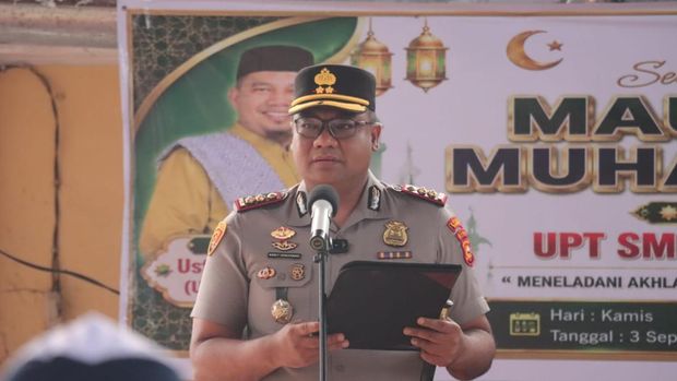Kapolres Kampar AKBP Boby Putra Ramadhan Sebayang memimpin upacara di SMPN 1 Bangkinang, Senin (7/9/2026). Dalam aktivitas tersebut, dia mengkampanyekan Green Policing untuk menjaga alam.