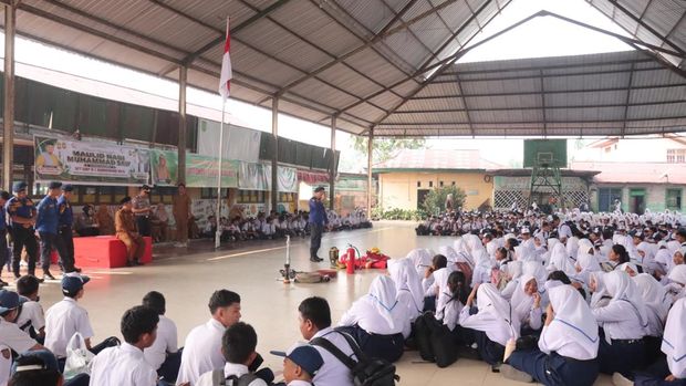Kapolres Kampar AKBP Boby Putra Ramadhan Sebayang memimpin upacara di SMPN 1 Bangkinang, Senin (7/9/2026). Dalam aktivitas tersebut, dia mengkampanyekan Green Policing untuk menjaga alam.
