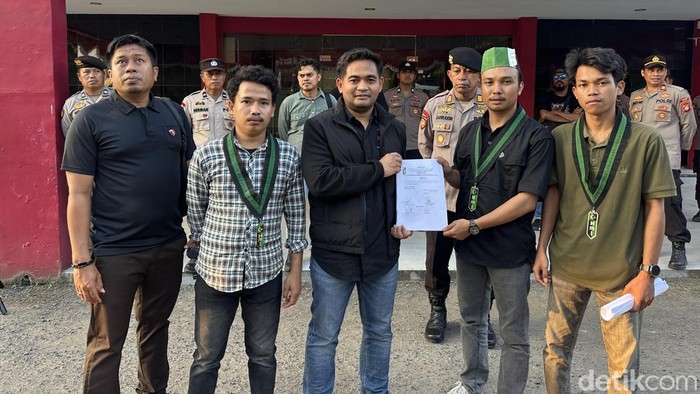 Kasat Reskrim Polres Bone AKP Ananda Gunawan (tengah) menerima aspirasi massa aksi unjuk rasa terkait kasus Ketua DPRD Bone diduga menganiaya staf.
